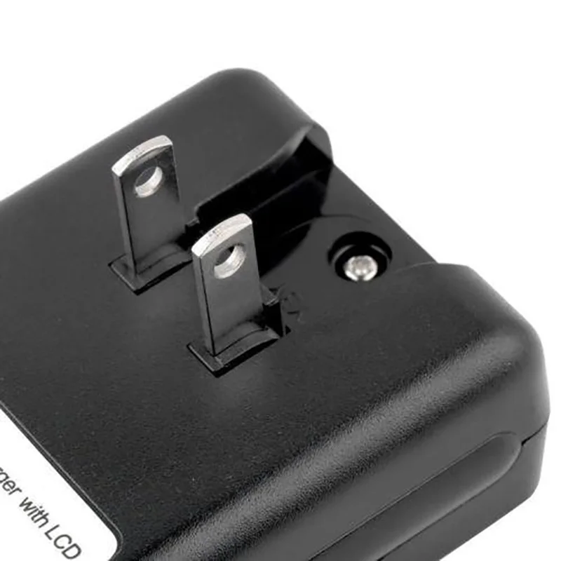 Универсальное зарядное устройство для мобильных телефонов с USB-портом и вилкой