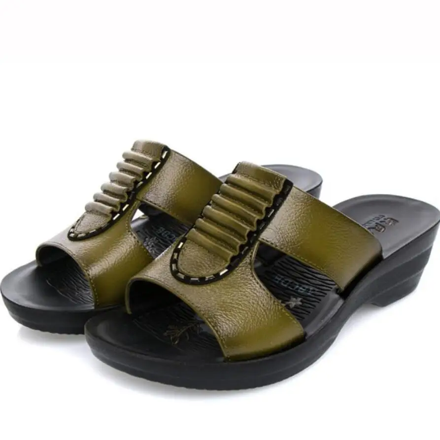 Сланцы женские с щипцами мягкие удобные шлепанцы для мам танкетка летняя модель