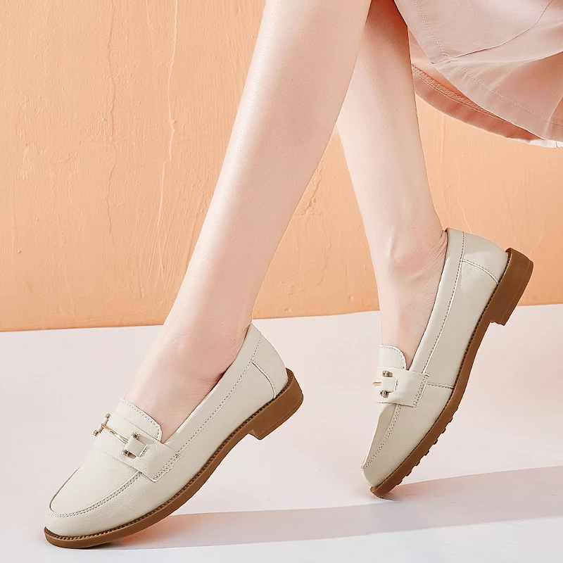 

Лоферы женские из лакированной кожи, на низком каблуке, бежевые, черные