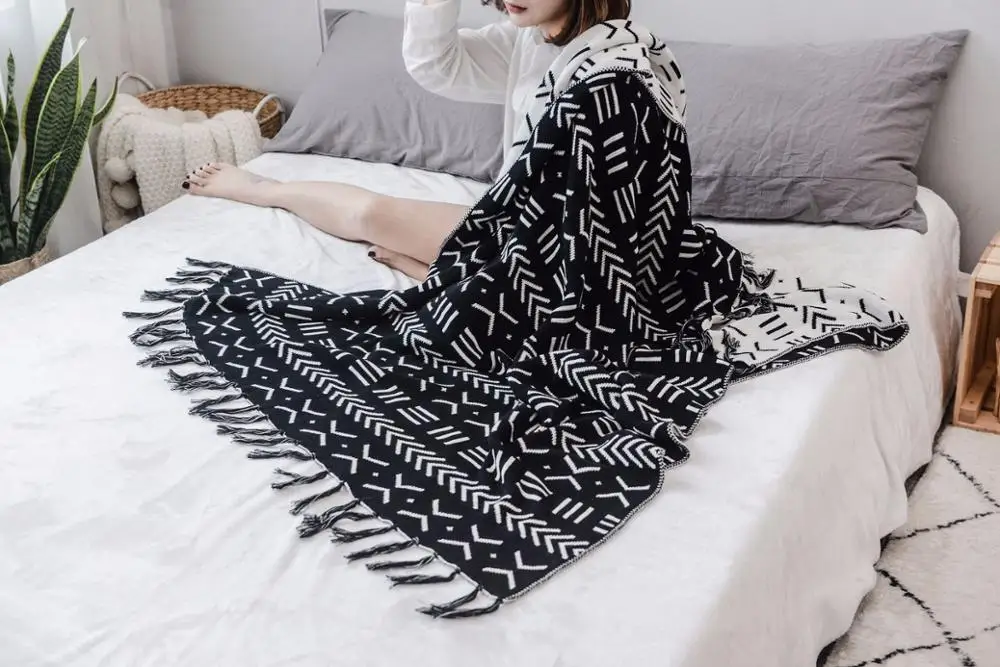 

Новый Черный и белый цвета одеяла с персонажами домашние вязаные диван одеяла Простые Модные с кисточками для женщин; хлопковые одеяла с кондиционером