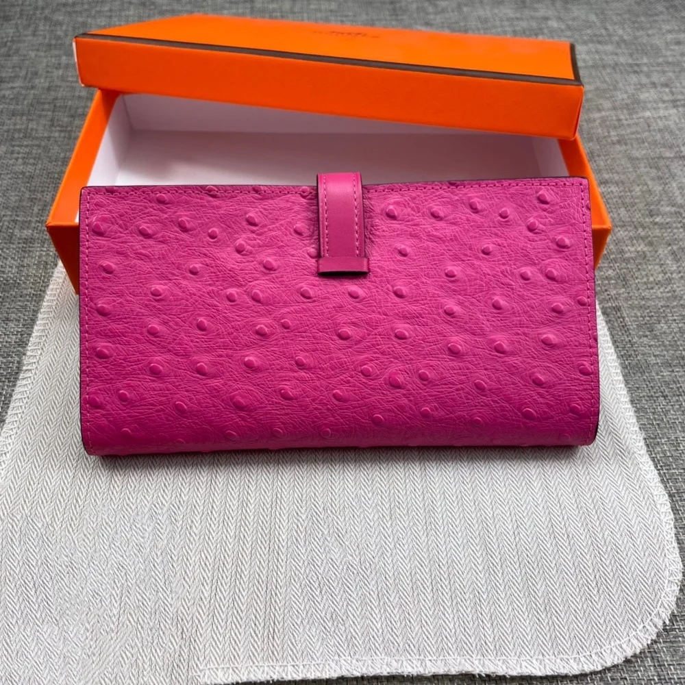 

The new solid color ostrich pattern leather wallet is soft to the touch and first-class quality designer wallet