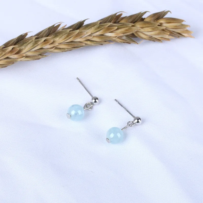 Женские сережки-гвоздики из серебра 925 пробы 6 мм с аквамариновым и синим