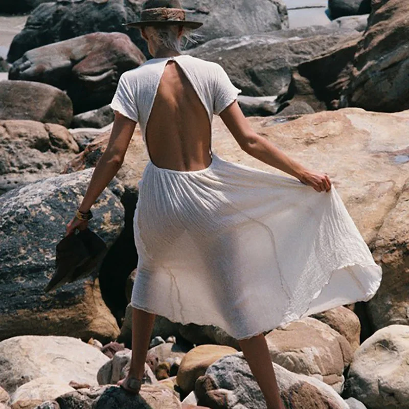 Летнее женское платье с круглым вырезом и открытой спиной однотонное простое