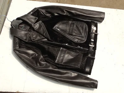 

Мужской кожаный ремень с подвеской из конского волоса