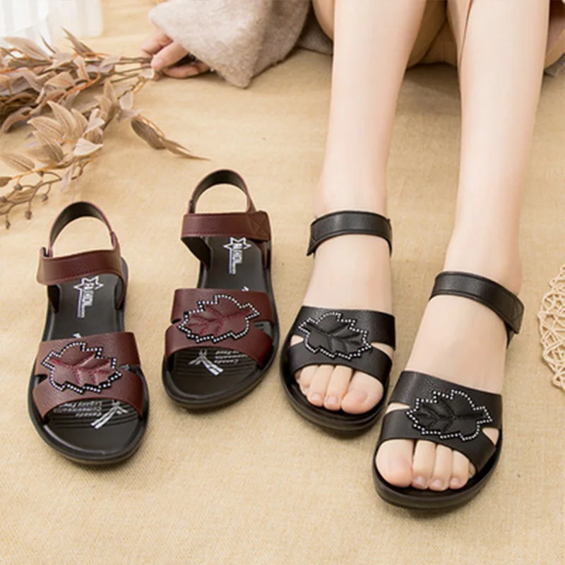 

2021 New Girls Red Pvc Shoes Leaves And Rhinestone Inlay Ladies Sandals Shockproof Comfortable Woman Sandals