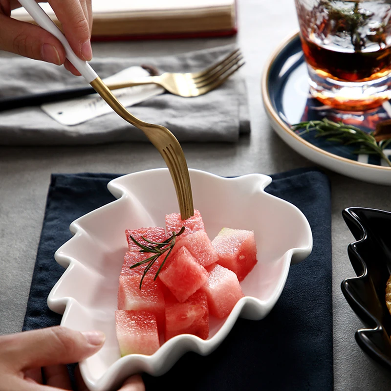 Керамическая тарелка в форме листа скандинавском стиле кухонная посуда западном