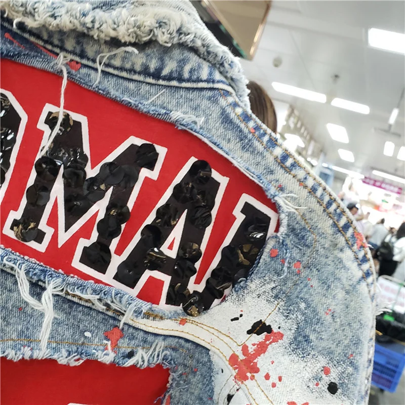 Куртка женская джинсовая демисезонная свободная с принтом граффити и блестками