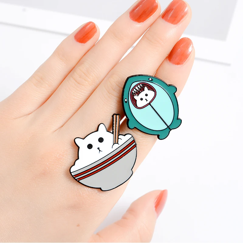 Акула кошка эмаль на булавке милый озорной белого цвета с изображением котенка