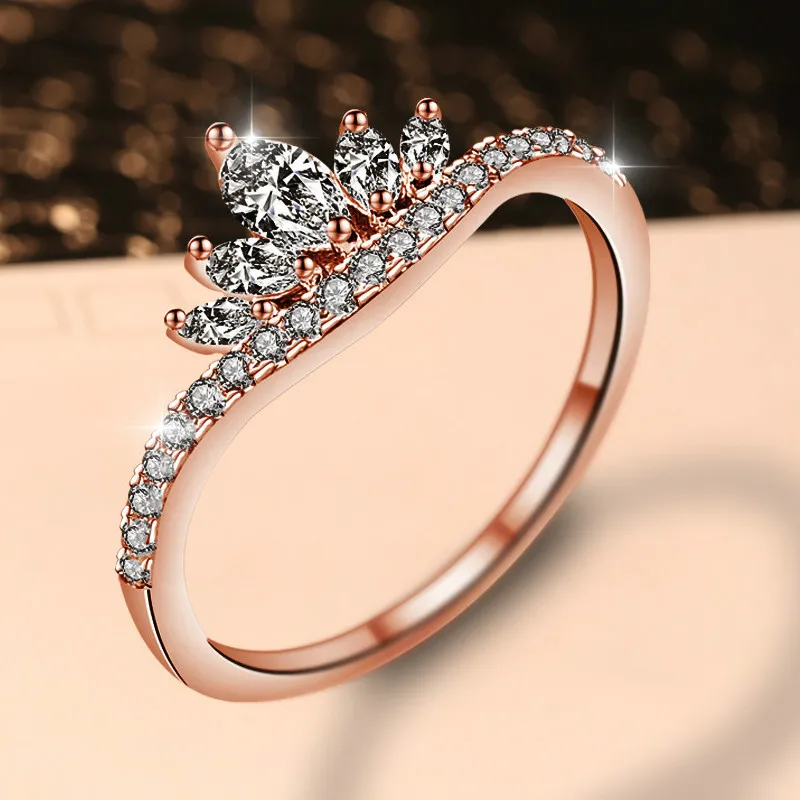Кольцо женское из розового золота с короной и цирконом | Украшения аксессуары
