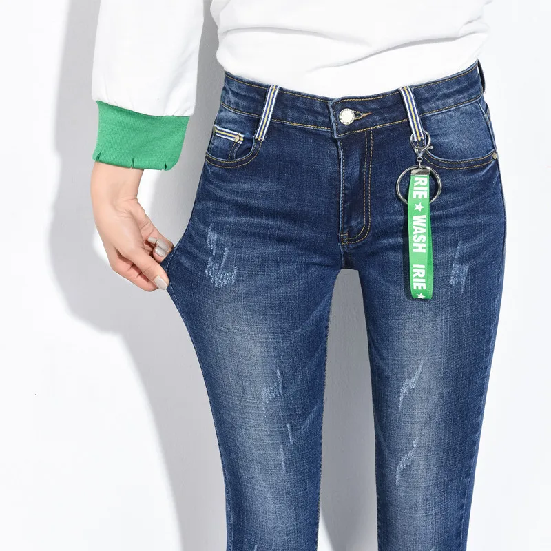 Женские джинсы на весну и осень облегающие однотонные со средней посадкой