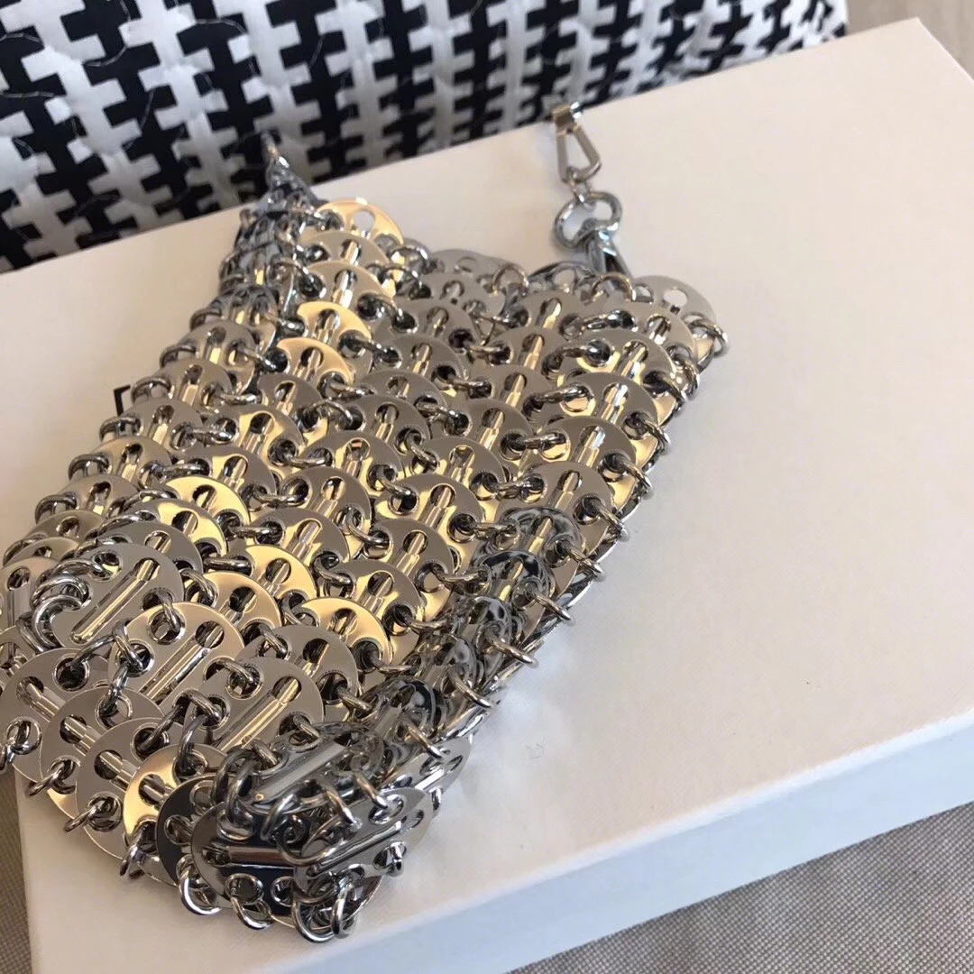 Сумка-мессенджер женская металлическая серебристая с цепочкой |