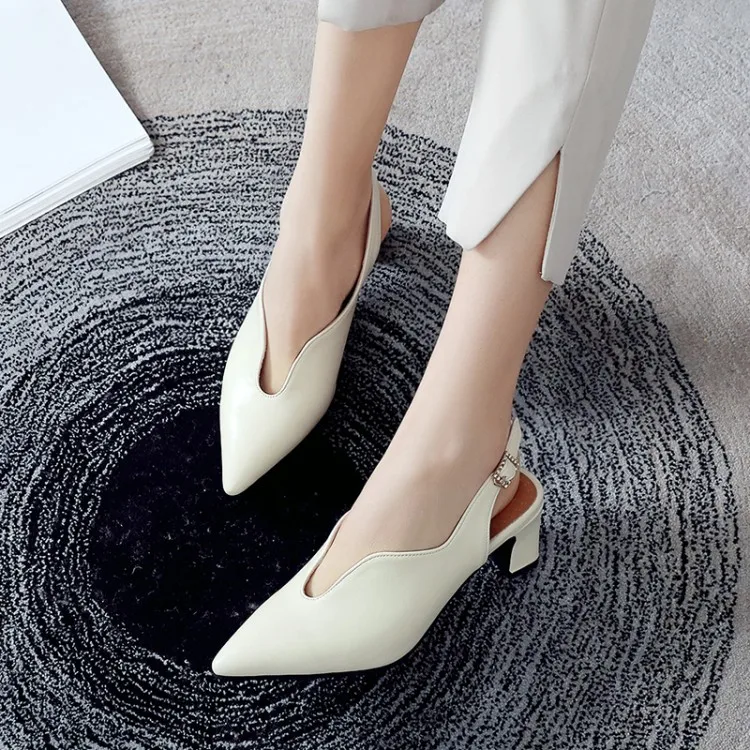 Летние босоножки с острым носком женские на среднем каблуке модные новые