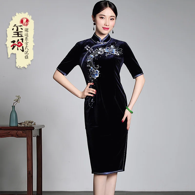 

2021 velvet cheongsam mother female new national wind restoring ancient ways improved cultivate morality dress