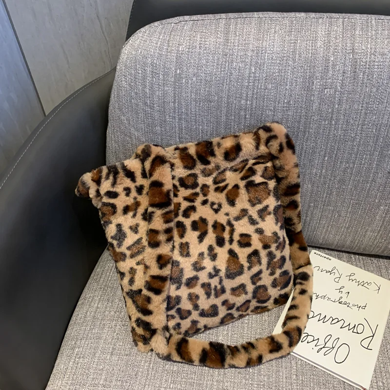 

Winter new fashion shoulder bag female leopard female bag large plush winter handbag Messenger bag soft warm fur bag