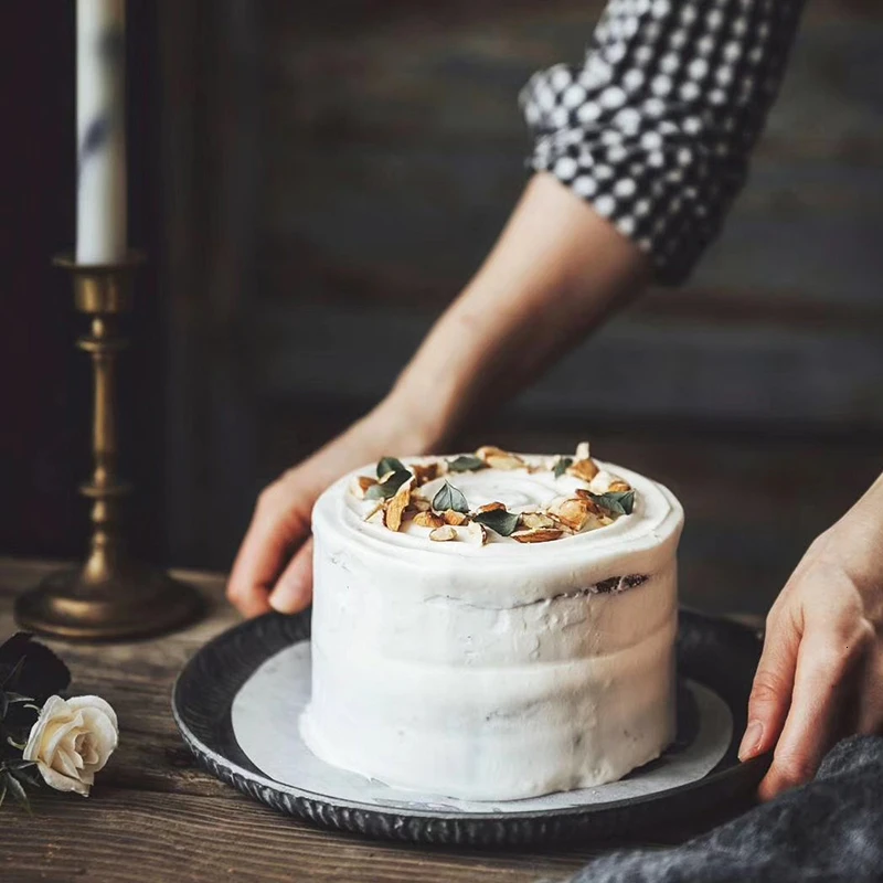 Металлический круглый поднос для хранения десертов тортов сушеных