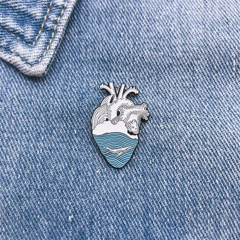 Эмалированная брошь в форме сердца креативная скелета Морской спрей самолет Кит