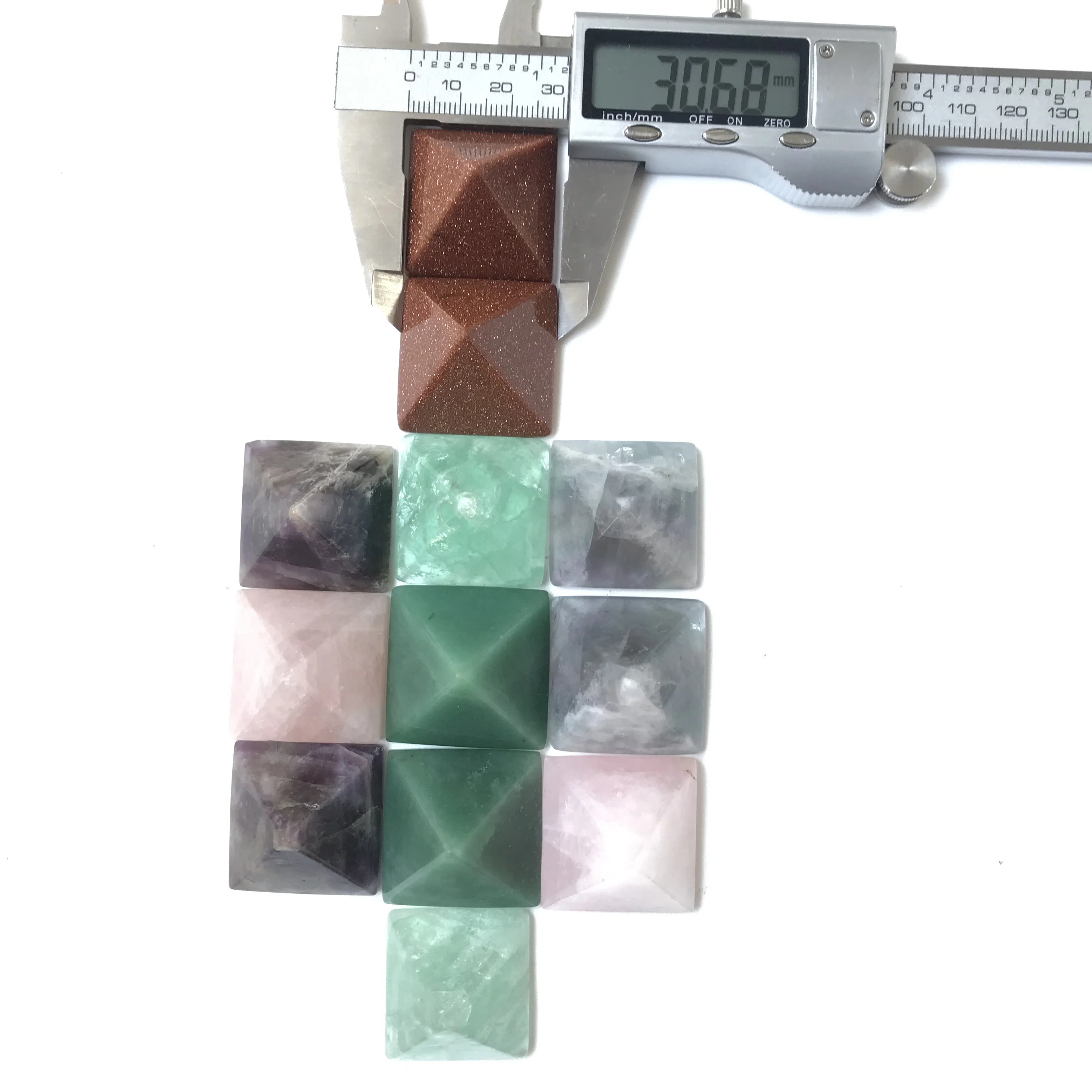 Высококачественный камень пирамидальной формы 30 мм ручной работы и полированный