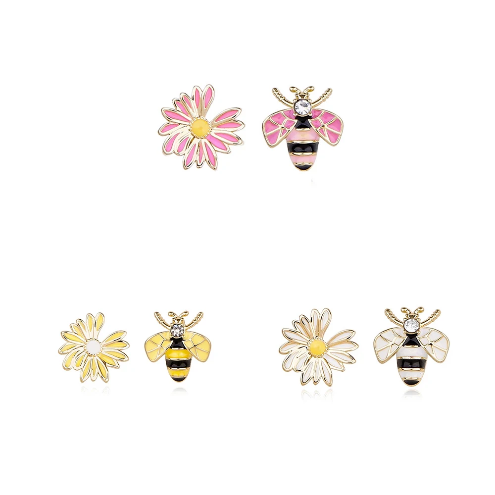 

Женские асимметричные серьги в виде пчелы и маргариток