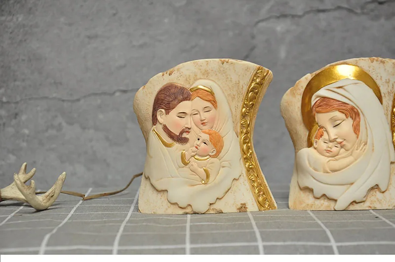 С изображением римской свяыни семья троих детей Дева Мария Рождество группа