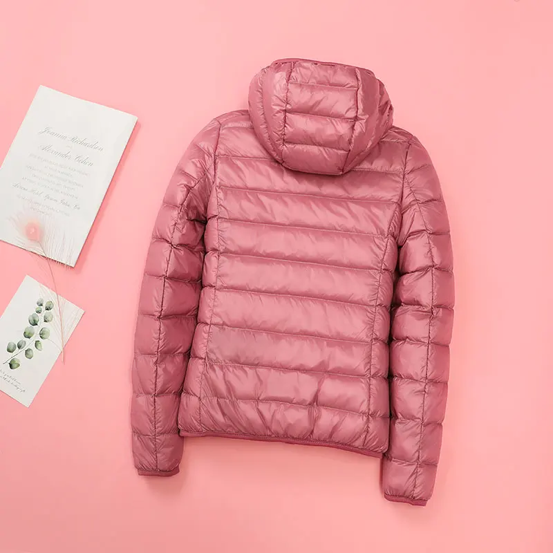 Осенняя куртка для женщин с капюшоном черная Базовая на молнии дамское пальто