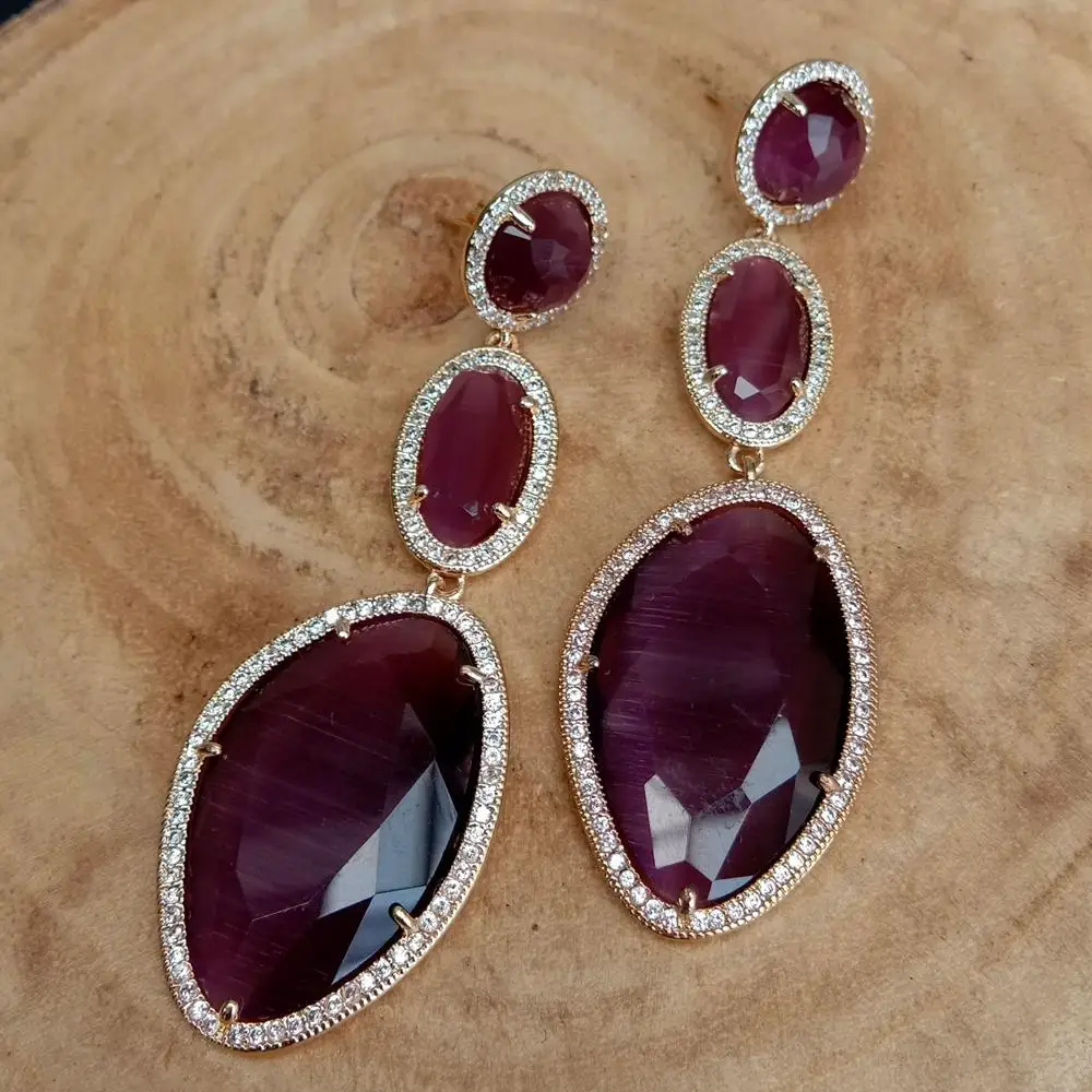 Фиолетовые серьги-гвоздики с кошачьим глазом и фианитами желтого золота