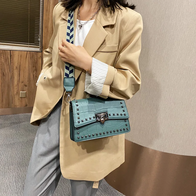 Сумка-мессенджер на застежке с заклепками одно плечо маленькая квадратная сумка