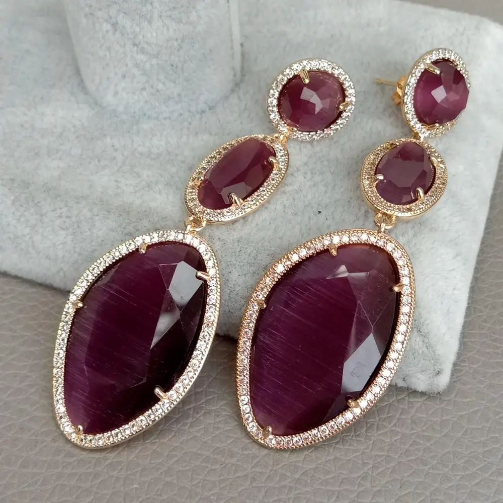 Фиолетовые серьги-гвоздики с кошачьим глазом и фианитами желтого золота