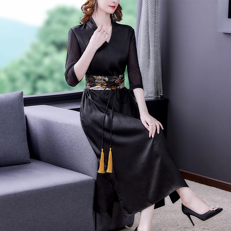 

Женское однобортное платье с коротким рукавом, круглым вырезом и вышивкой