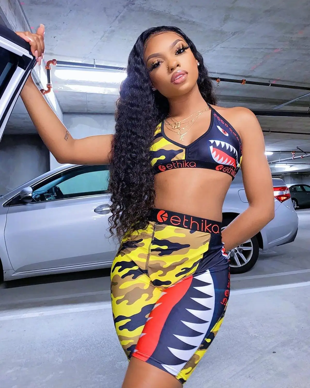 Женский спортивный костюм из двух предметов камуфляжный короткий топ с круглым