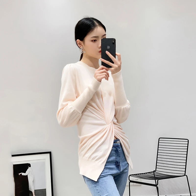 Женский трикотажный свитер TWOTWINSTYLE с О-образным вырезом рукавами-фонариками