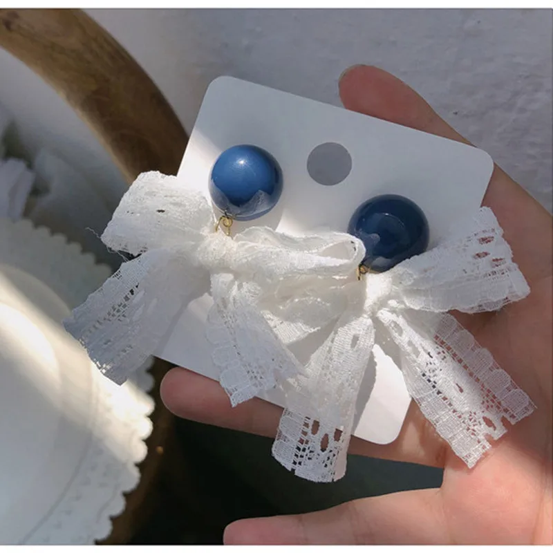 

S925 наборе серебристых спиц из Tide акриловые серьги невероятно Феи белого цвета; Шнуровка с бантиком личность сладкий