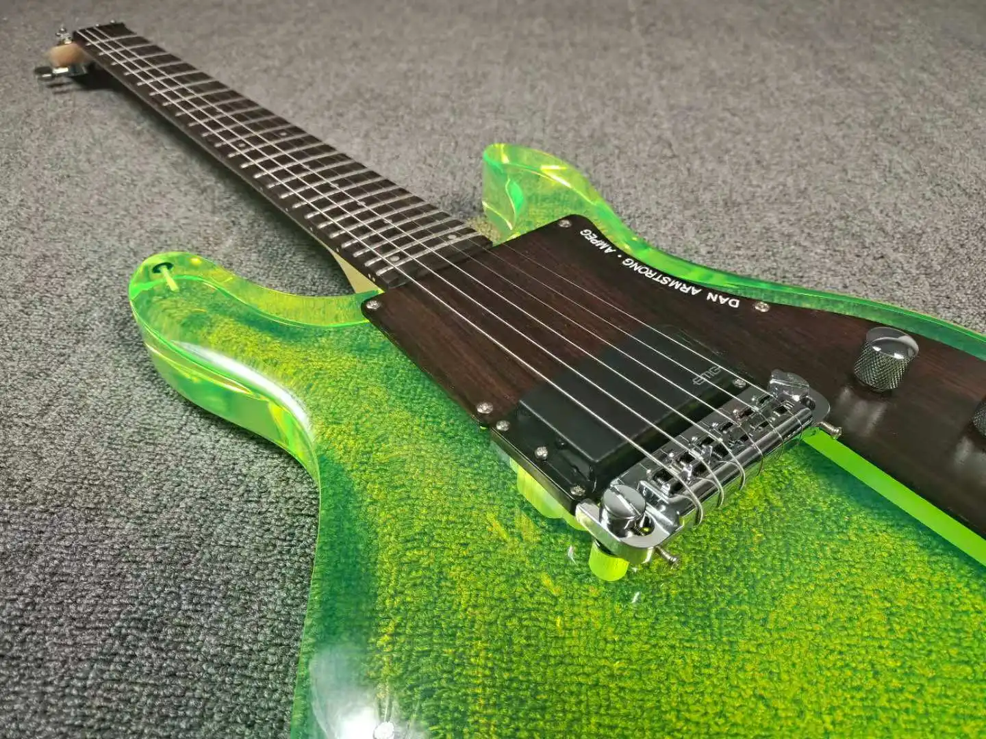 

Guitarra Elctrica con forma irregular 6 cuerdas de estilo personalizado color opcional