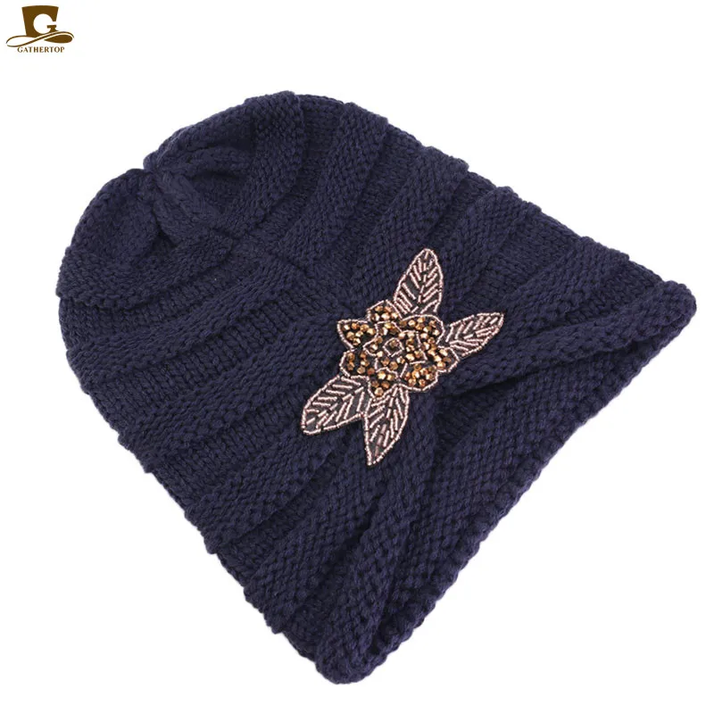 Лыжная мешковатая шапка с цветами украшенная бусинами Модная вязаная