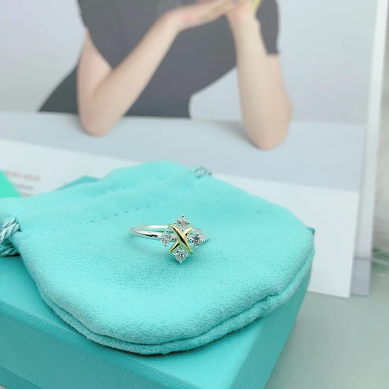 Женское кольцо с инкрустацией из циркония стерлингового серебра 925 пробы