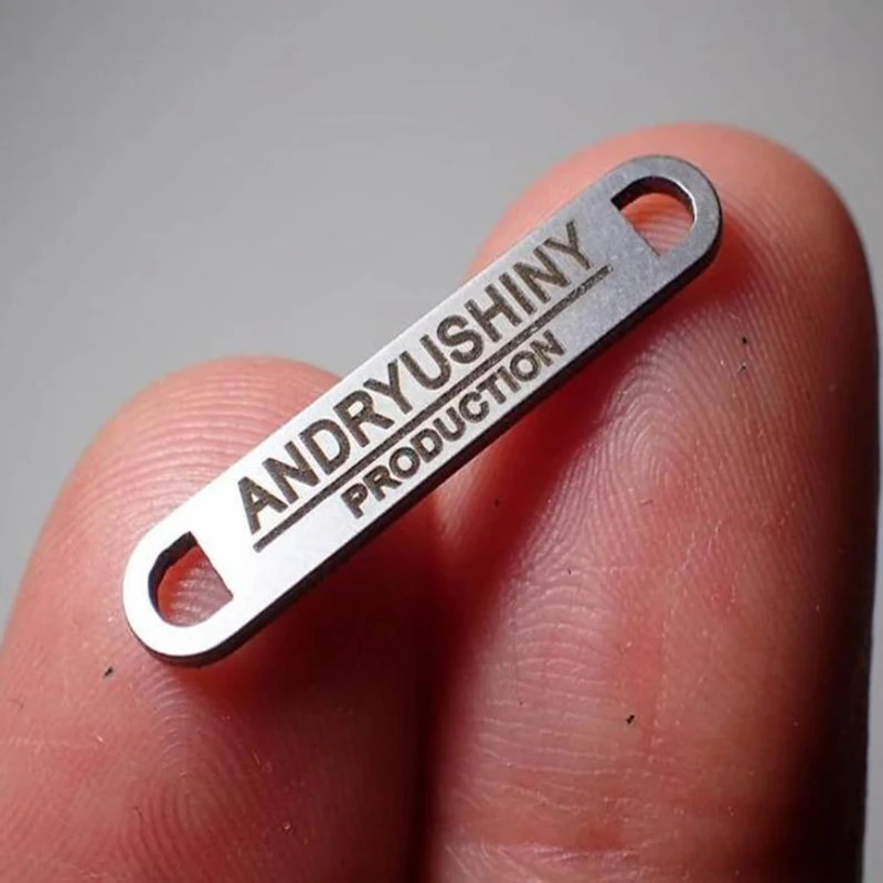 Именные этикетки на заказ металлические именные таблички для одежды ювелирные