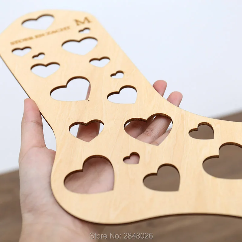 Изготовленные на заказ 2 шт. деревянные лазерные вырезанные сердца носки