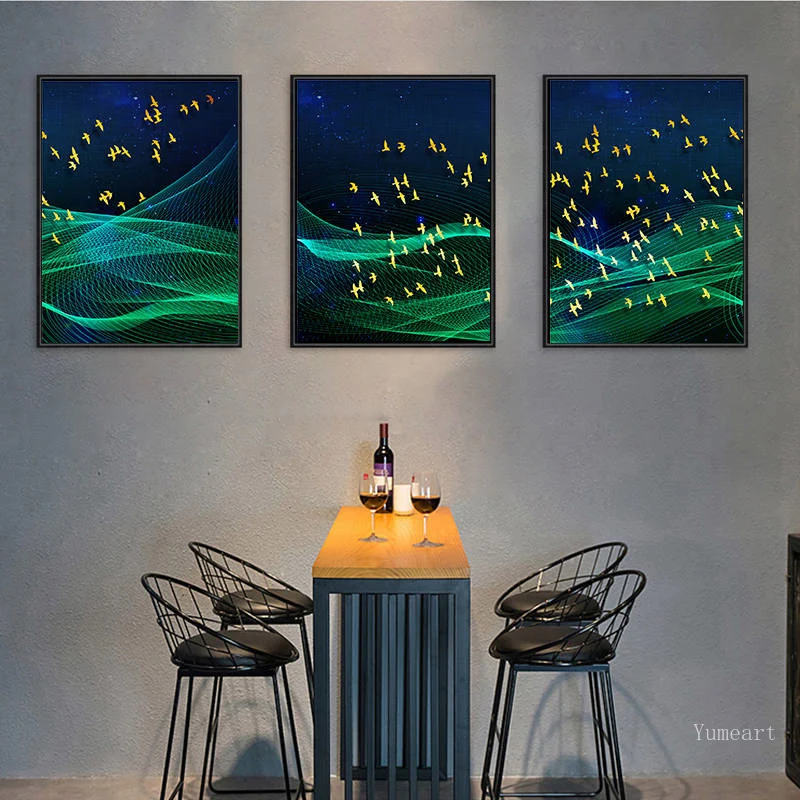 Картина на холсте с зеленой сеткой и золотыми птицами в скандинавском стиле