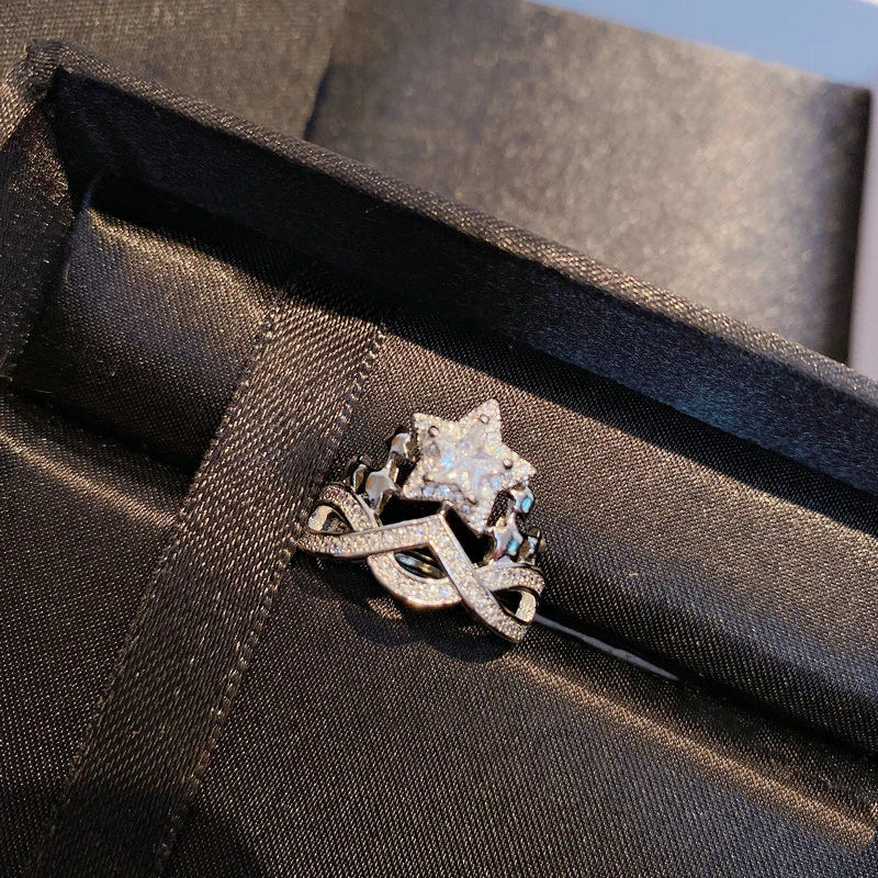 Женское кольцо с фианитом обручальное инкрустацией стразами и короной |