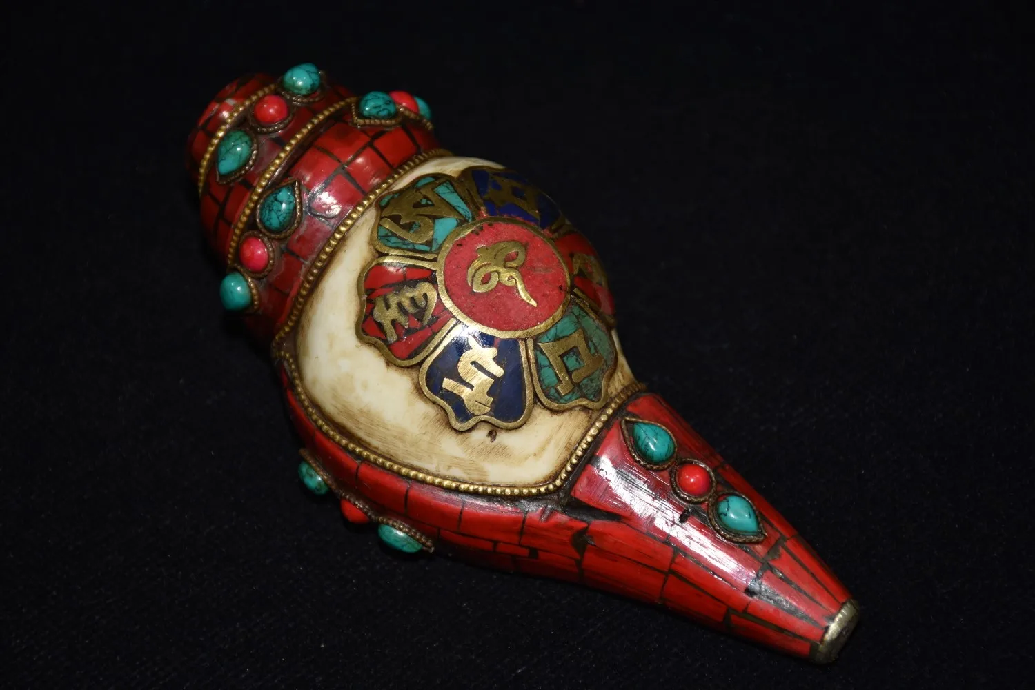 

Exquisite natural conch inlaid turquoise ornaments