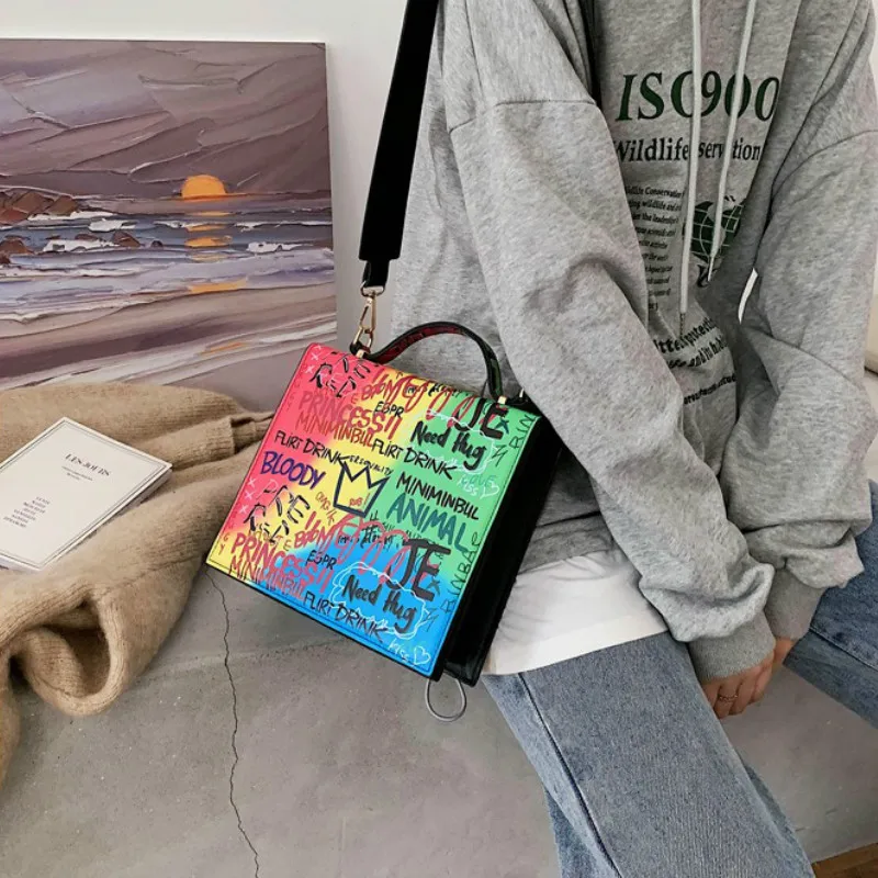 Женская винтажная сумка через плечо маленькая квадратная в стиле граффити