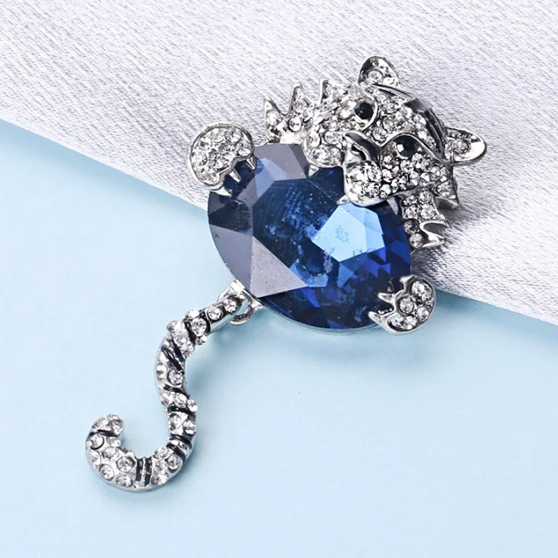 

Personality Temperament Tiger Brooch for Woman Coat Cardigan Brooch Pin