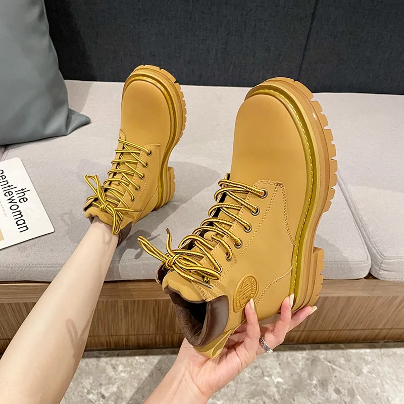 

Ботинки мартинсы женские на осень и зиму, новинка 2021, модные замшевые ботильоны в британском стиле с квадратным носком на толстом каблуке