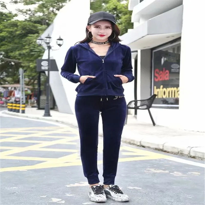 Костюм спортивный женский вельветовый с надписью и воротником-капюшоном на