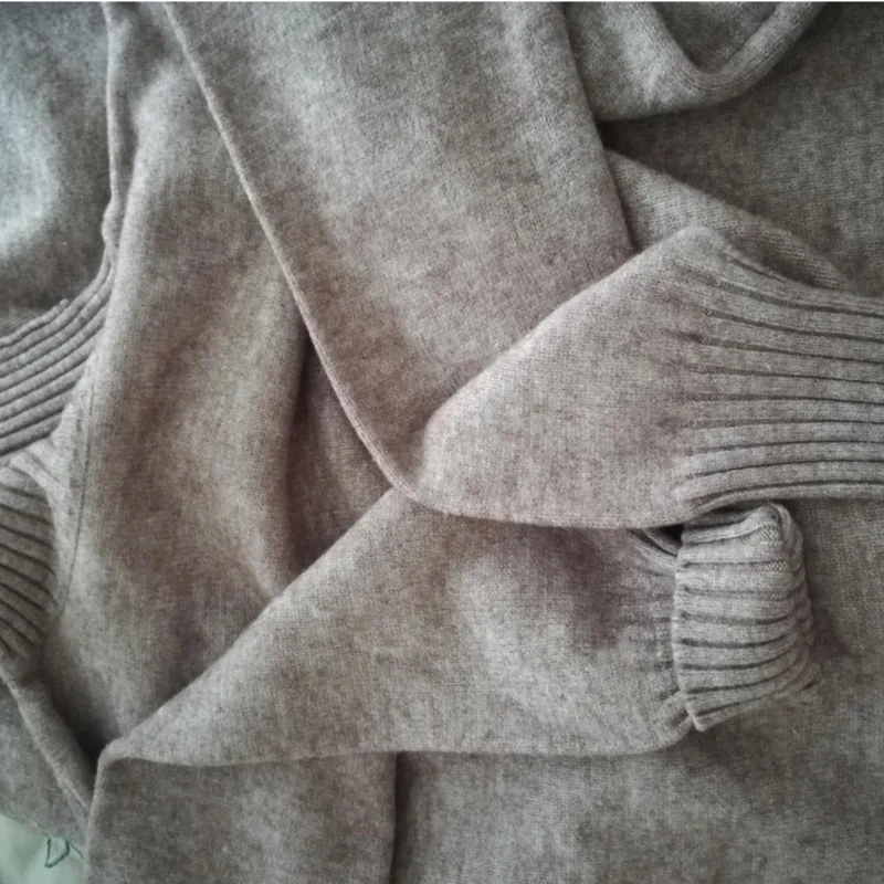 Женское трикотажное платье свитер с высоким воротником однотонное на осень и