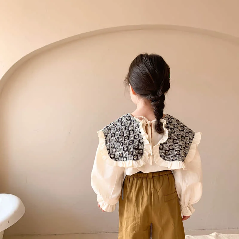 

2021 spring new girls' Korean version big Lapel Floral Shirt Girls' lovely foreign style top