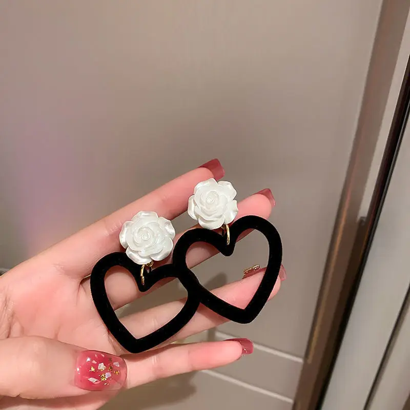 

Big Love Flower Heart Drop Earrings for Women Vintage Gothic Black Hollow Art Earring Exaggerated Resin Forest Jewelry Gifts