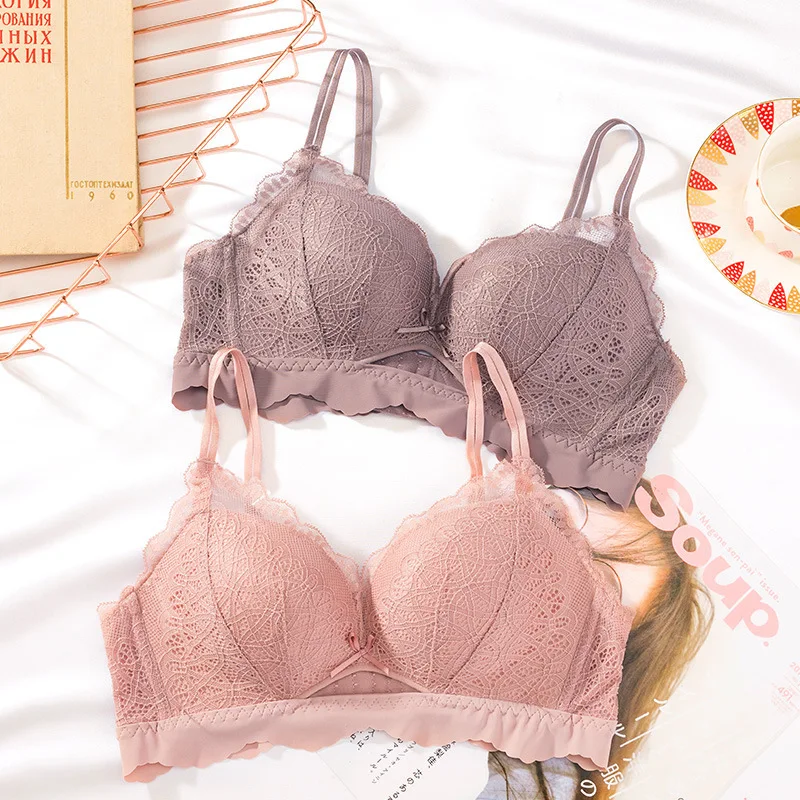 Комплект женского кружевного нижнего белья из трусов и бюстгальтера без