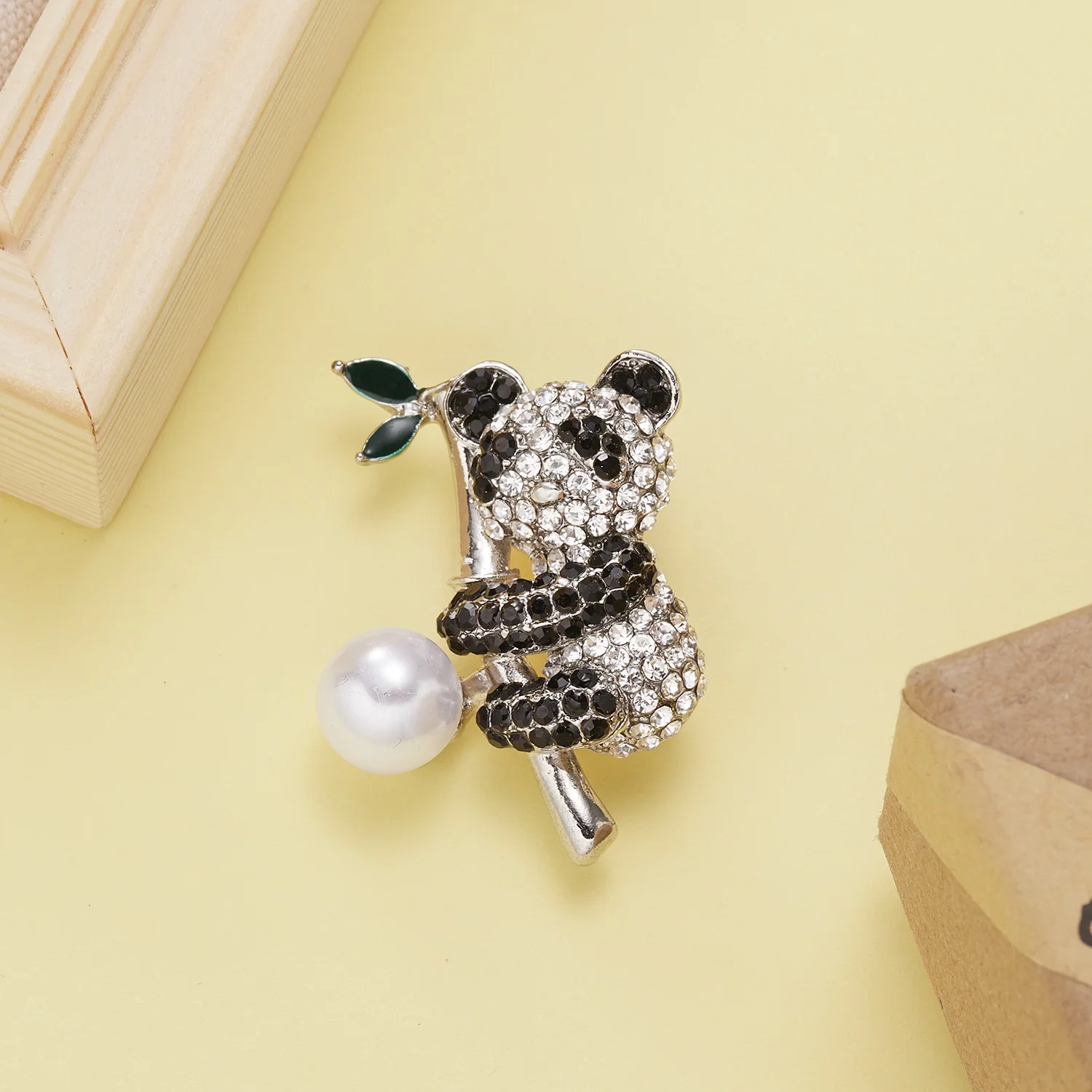 Милая эмалированная брошь с жемчугом Бамбуковая панда животное булавка для