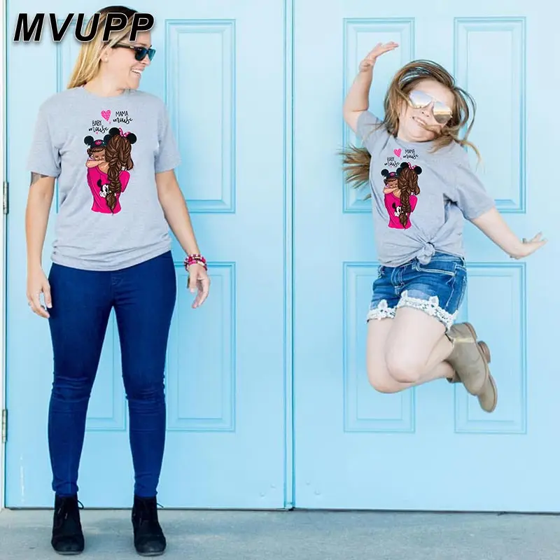 Милая кукла с принтом для мамы и дочки семейный образ подходящие наряды модная