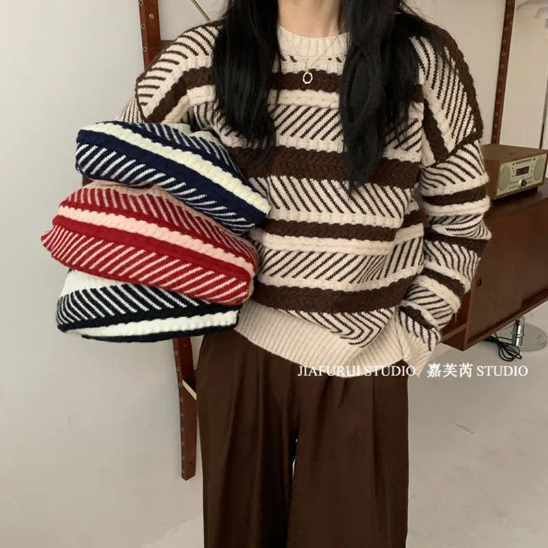 Женский вязаный свитер в полоску с длинным рукавом |